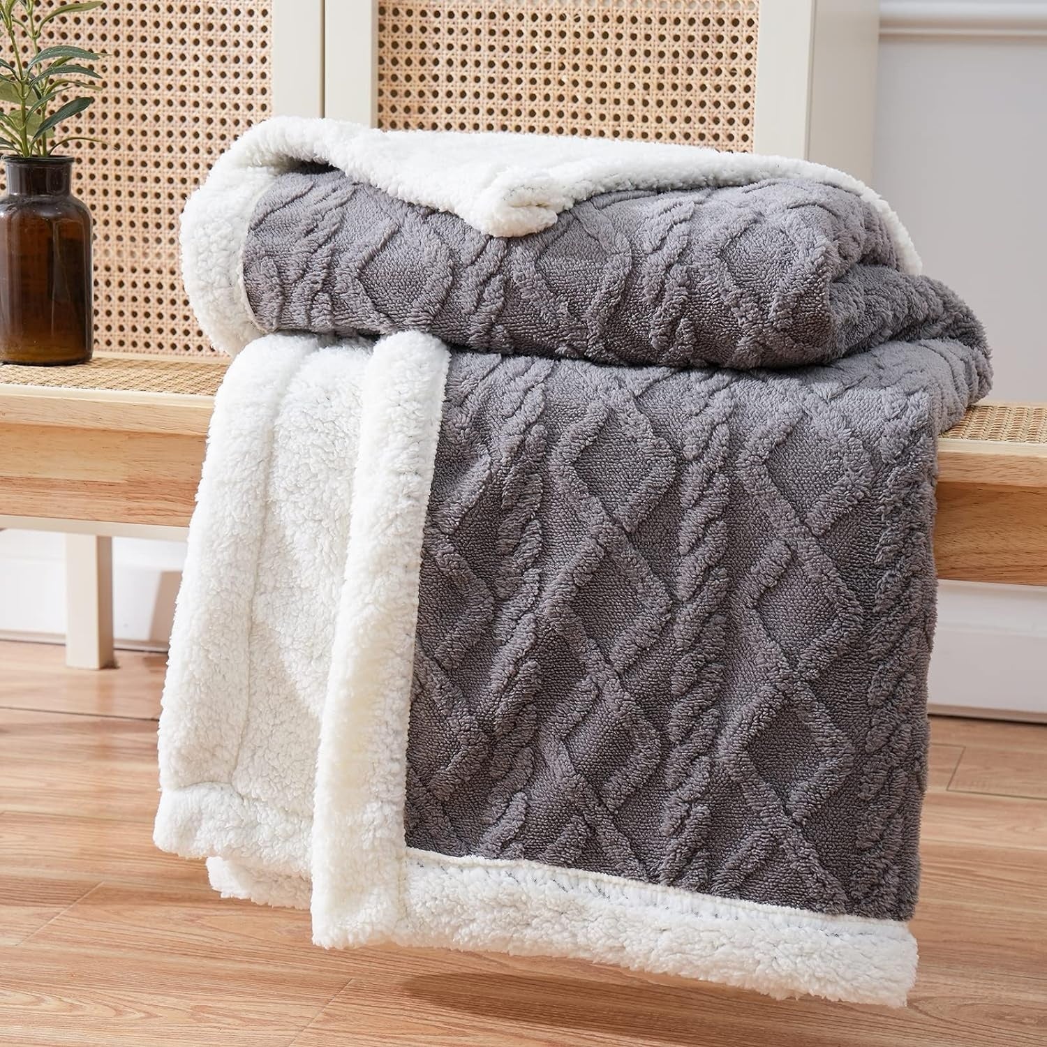 CozySherpa: Kuscheldecke aus Sherpa Fleece – Weiche Wohnzimmer Decke für Sofa & Bett
