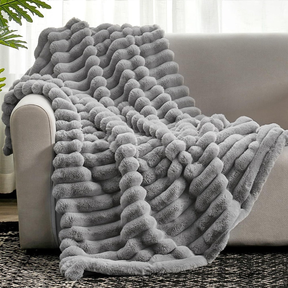 PlushNest: Flauschige Kuscheldecke mit Streifenmuster – Weiche Sofadecke für Bett & Wohnzimmer